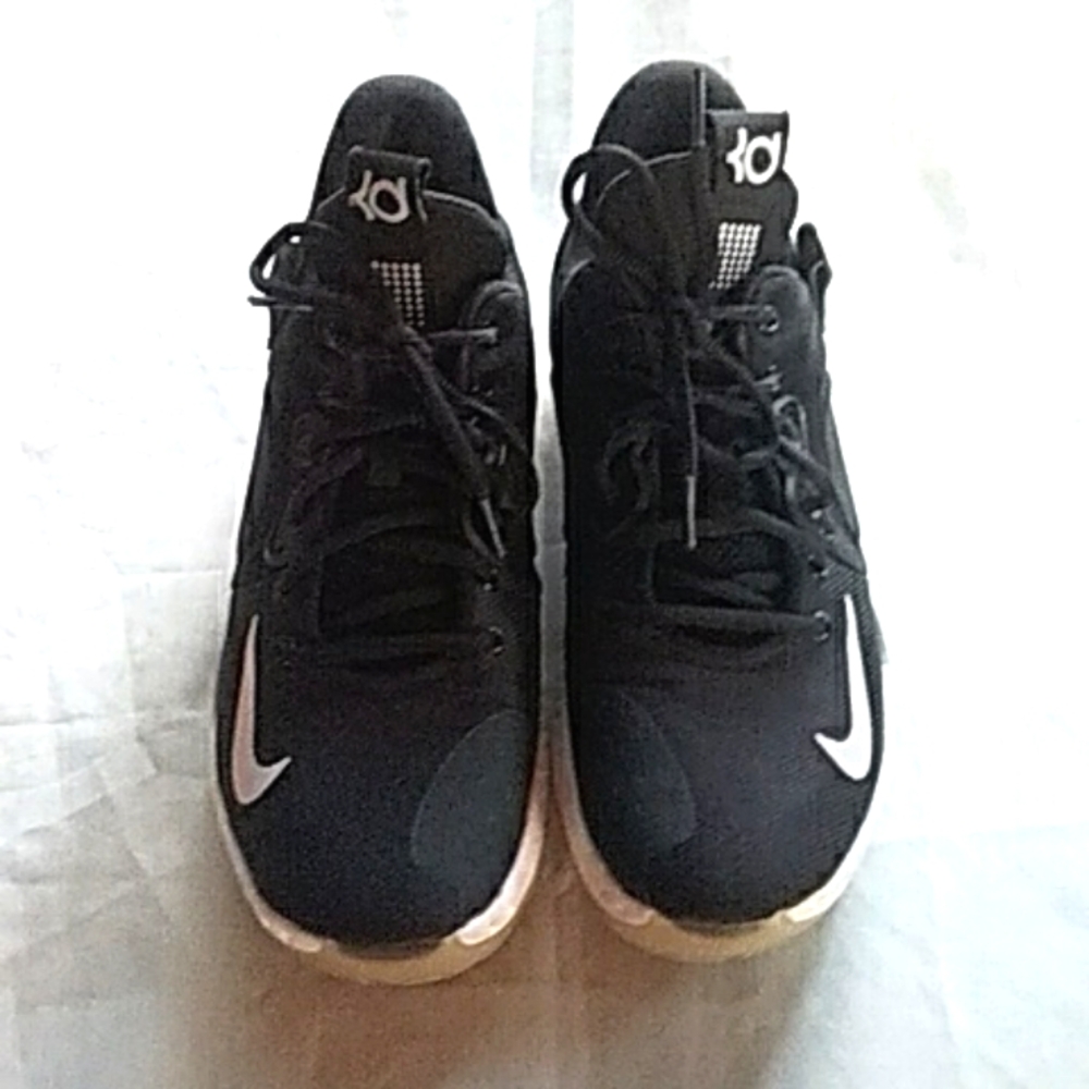 Nike shoes. - Picture 3 of 5